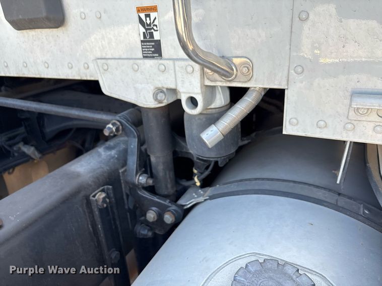 image for item DT6715 2020 Kenworth T680 semi truck