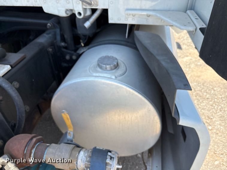 image for item DT6715 2020 Kenworth T680 semi truck