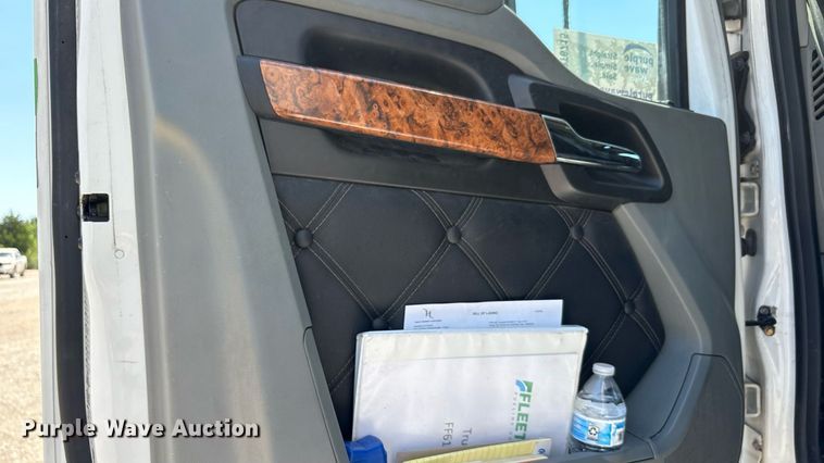 image for item DT6715 2020 Kenworth T680 semi truck