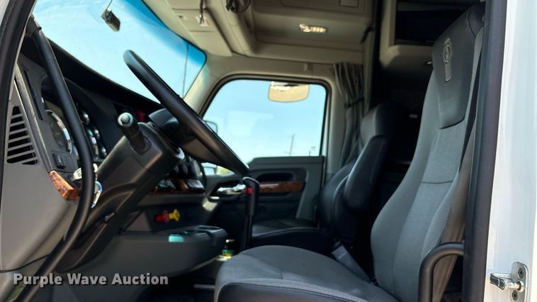 image for item DT6715 2020 Kenworth T680 semi truck