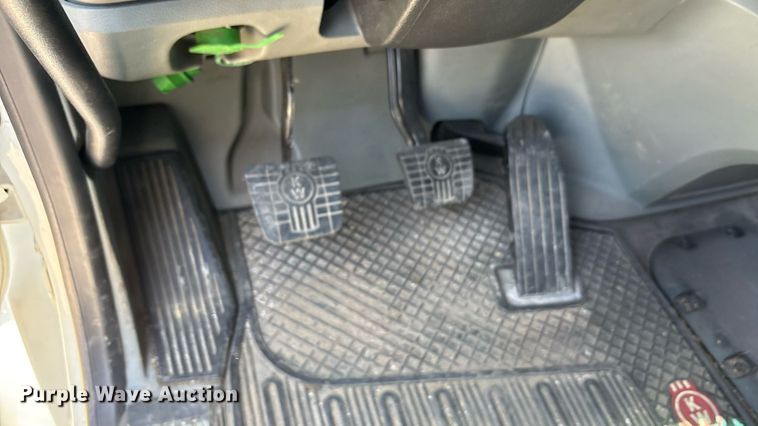 image for item DT6715 2020 Kenworth T680 semi truck