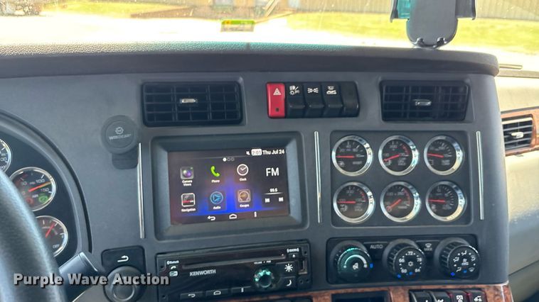 image for item DT6715 2020 Kenworth T680 semi truck