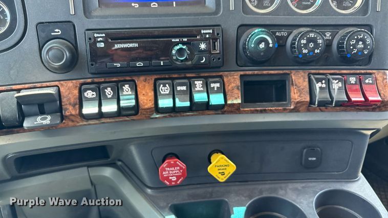 image for item DT6715 2020 Kenworth T680 semi truck