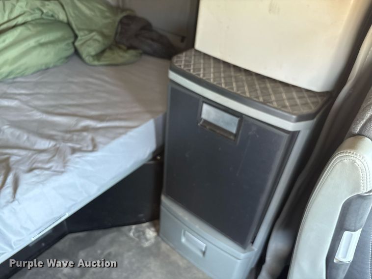 image for item DT6715 2020 Kenworth T680 semi truck