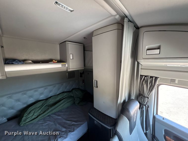 image for item DT6715 2020 Kenworth T680 semi truck