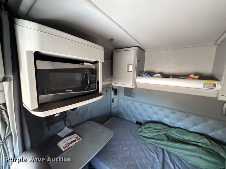 image for item DT6715 2020 Kenworth T680 semi truck