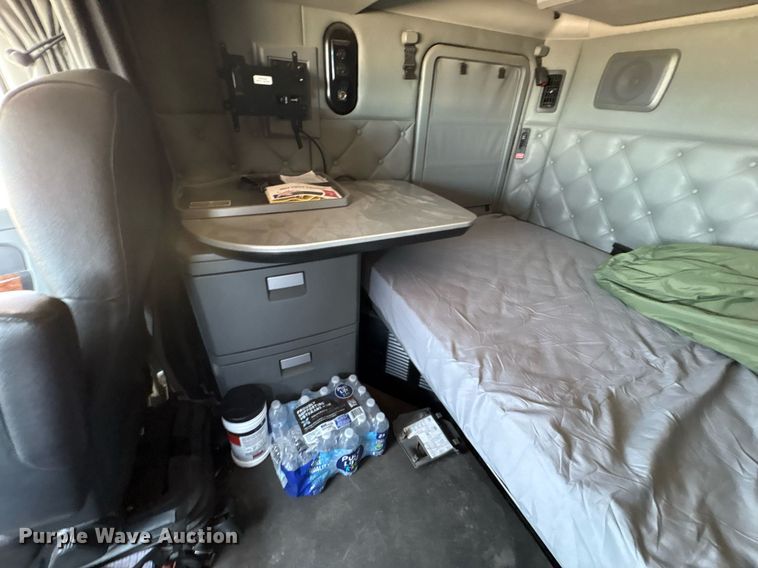 image for item DT6715 2020 Kenworth T680 semi truck