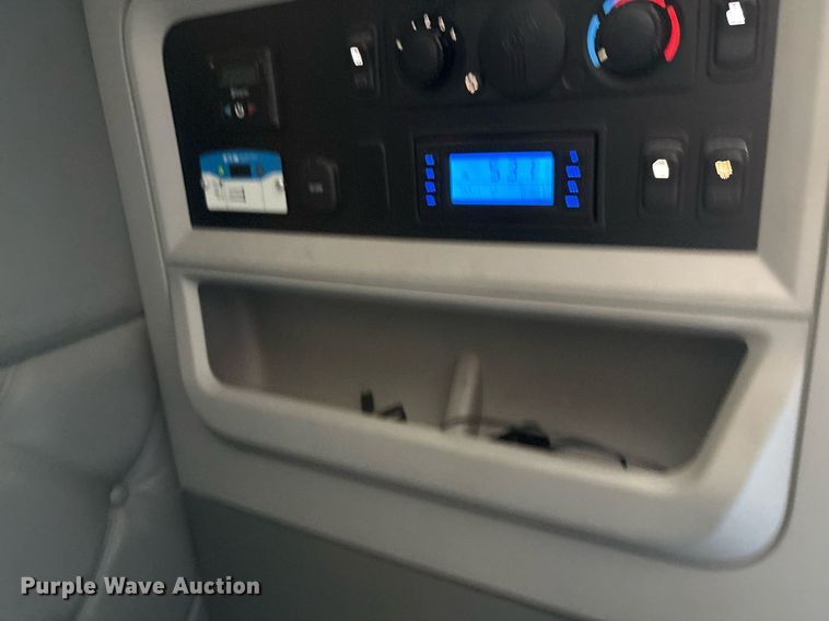 image for item DT6715 2020 Kenworth T680 semi truck