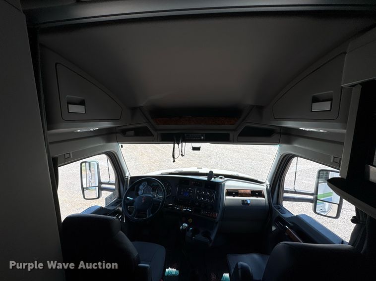 image for item DT6715 2020 Kenworth T680 semi truck