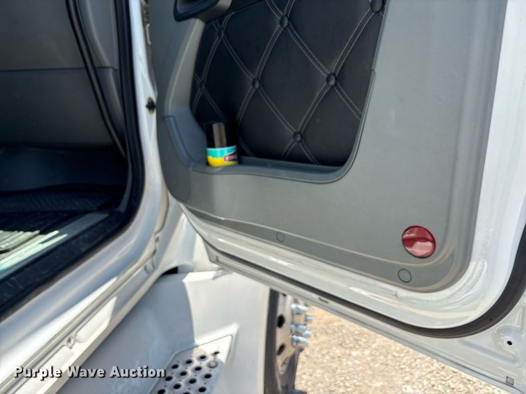 image for item DT6715 2020 Kenworth T680 semi truck