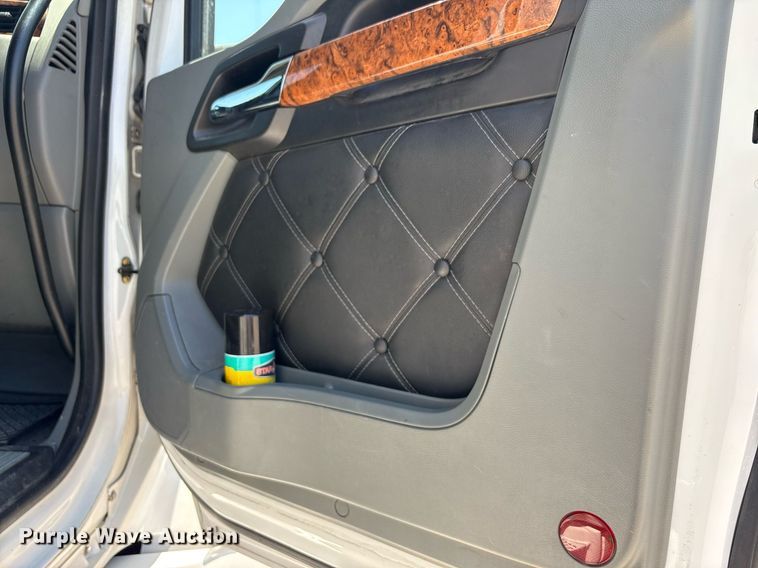 image for item DT6715 2020 Kenworth T680 semi truck