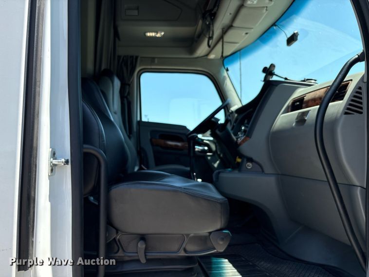 image for item DT6715 2020 Kenworth T680 semi truck