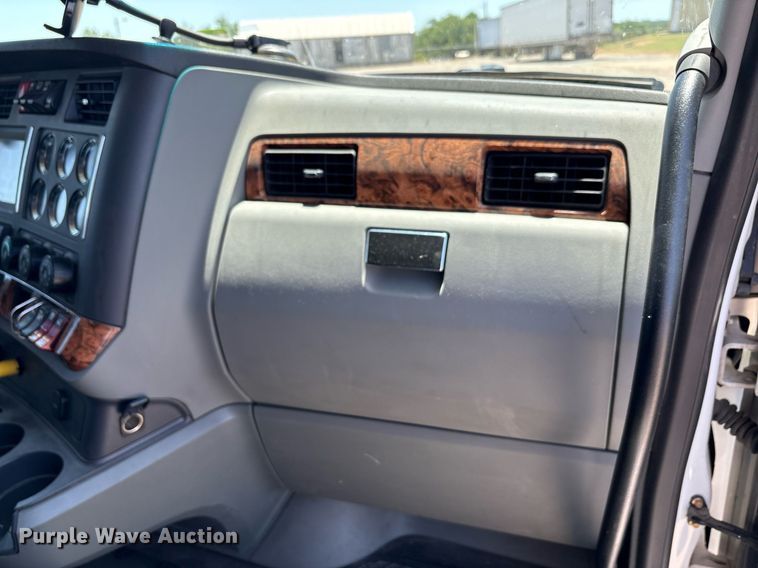 image for item DT6715 2020 Kenworth T680 semi truck