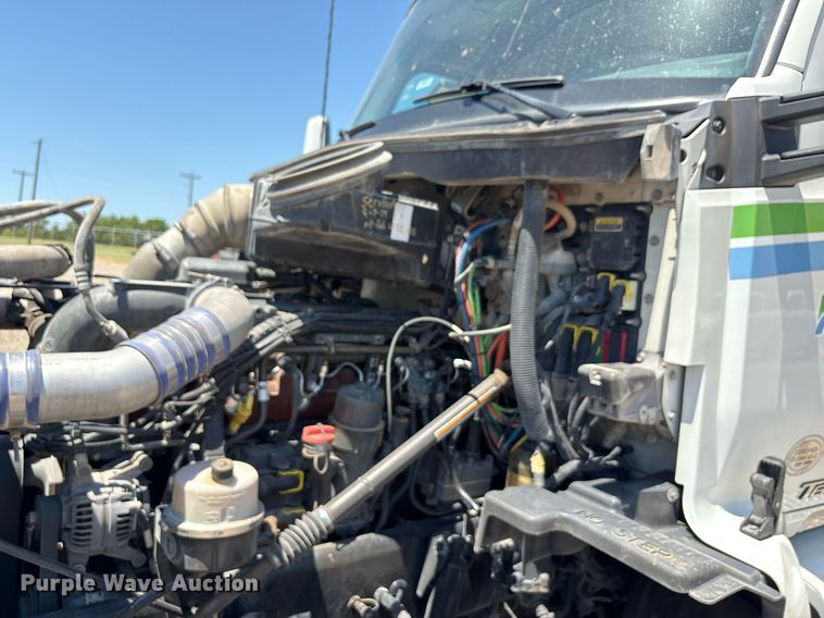 image for item DT6715 2020 Kenworth T680 semi truck