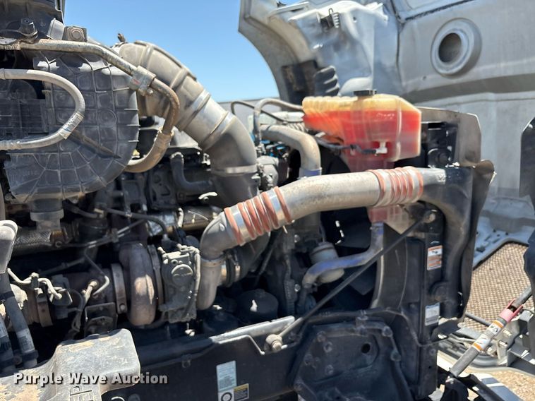 image for item DT6715 2020 Kenworth T680 semi truck