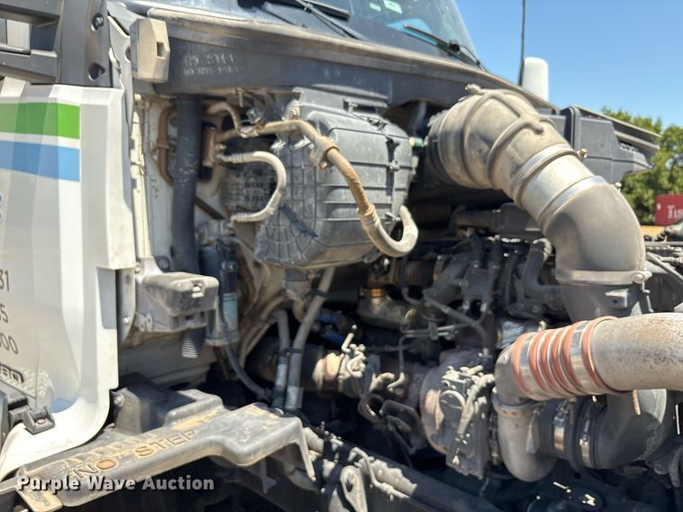 image for item DT6715 2020 Kenworth T680 semi truck