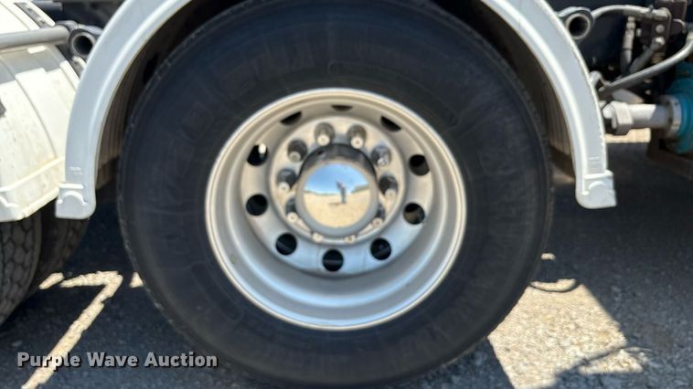 image for item DT6715 2020 Kenworth T680 semi truck