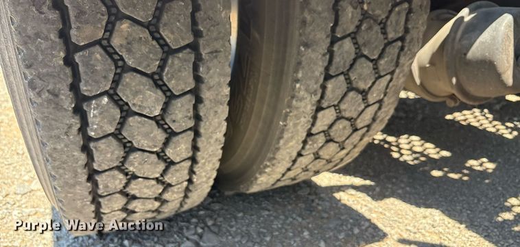 image for item DT6715 2020 Kenworth T680 semi truck