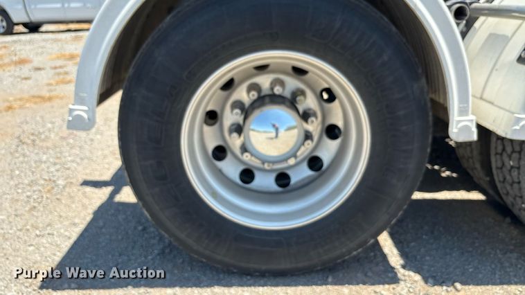 image for item DT6715 2020 Kenworth T680 semi truck