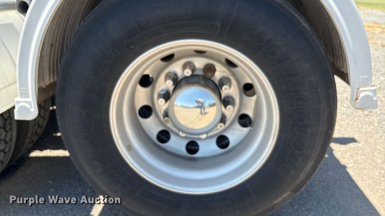 image for item DT6715 2020 Kenworth T680 semi truck