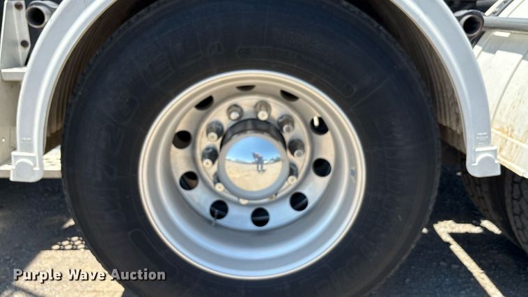 image for item DT6715 2020 Kenworth T680 semi truck