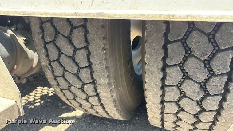 image for item DT6715 2020 Kenworth T680 semi truck