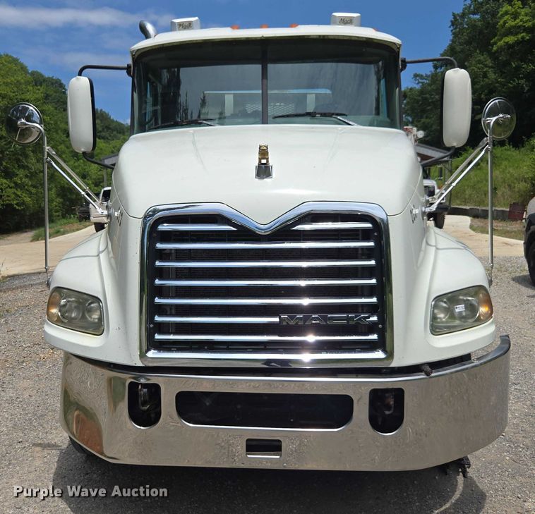 image for item DU7943 2014 Mack CXU613 semi truck