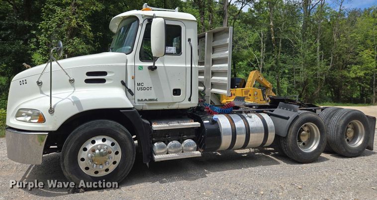 image for item DU7943 2014 Mack CXU613 semi truck