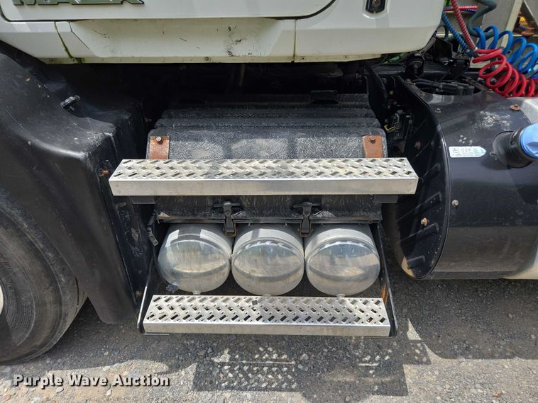 image for item DU7943 2014 Mack CXU613 semi truck