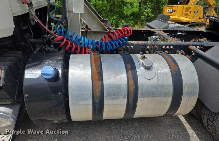 image for item DU7943 2014 Mack CXU613 semi truck