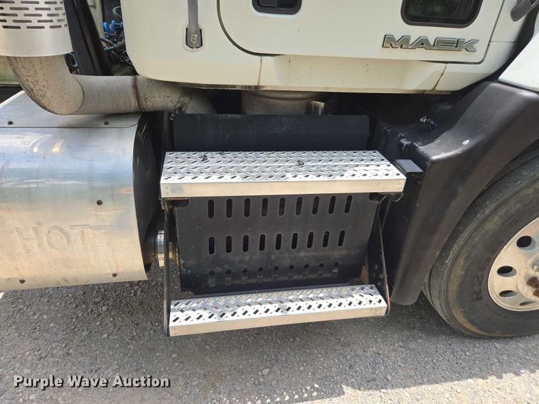 image for item DU7943 2014 Mack CXU613 semi truck