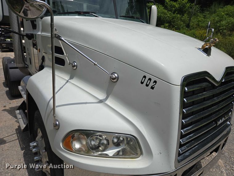 image for item DU7943 2014 Mack CXU613 semi truck