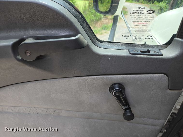 image for item DU7943 2014 Mack CXU613 semi truck