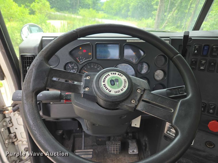 image for item DU7943 2014 Mack CXU613 semi truck