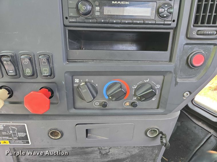 image for item DU7943 2014 Mack CXU613 semi truck