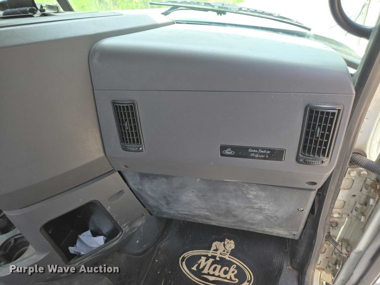 image for item DU7943 2014 Mack CXU613 semi truck