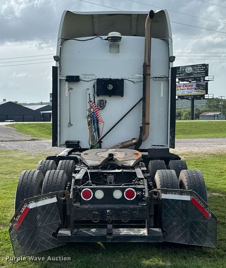 image for item DU9364 2013 Kenworth T660 semi truck