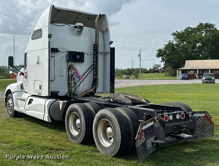 image for item DU9364 2013 Kenworth T660 semi truck