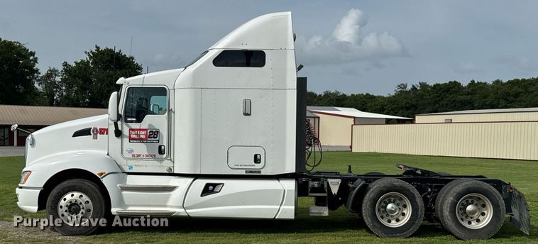 image for item DU9364 2013 Kenworth T660 semi truck