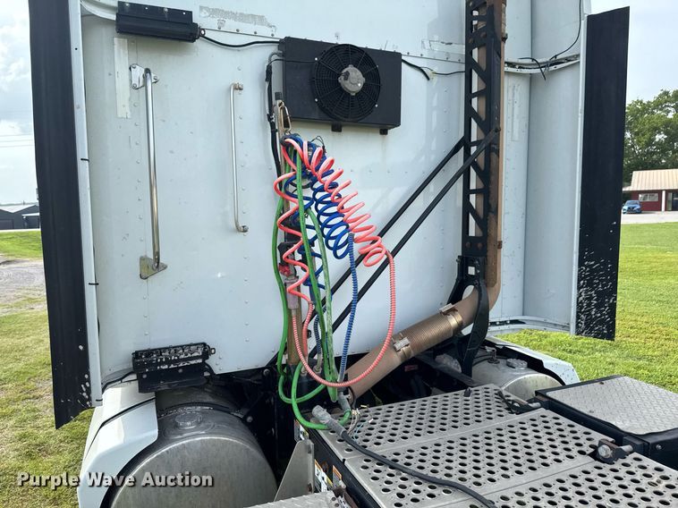 image for item DU9364 2013 Kenworth T660 semi truck