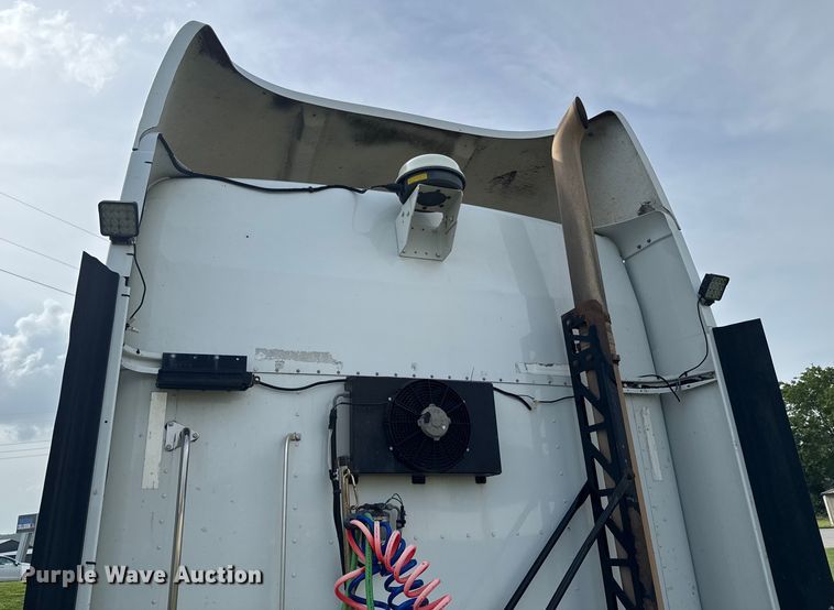 image for item DU9364 2013 Kenworth T660 semi truck