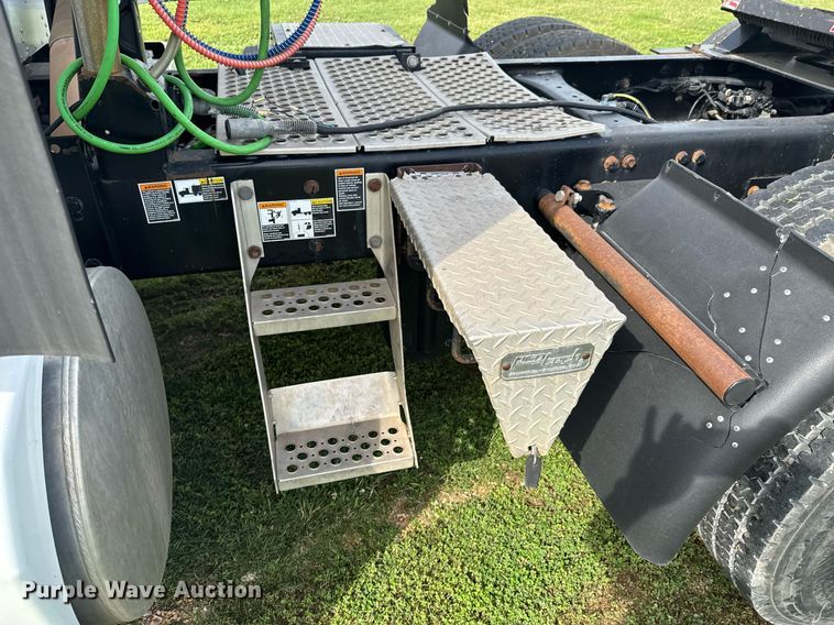 image for item DU9364 2013 Kenworth T660 semi truck