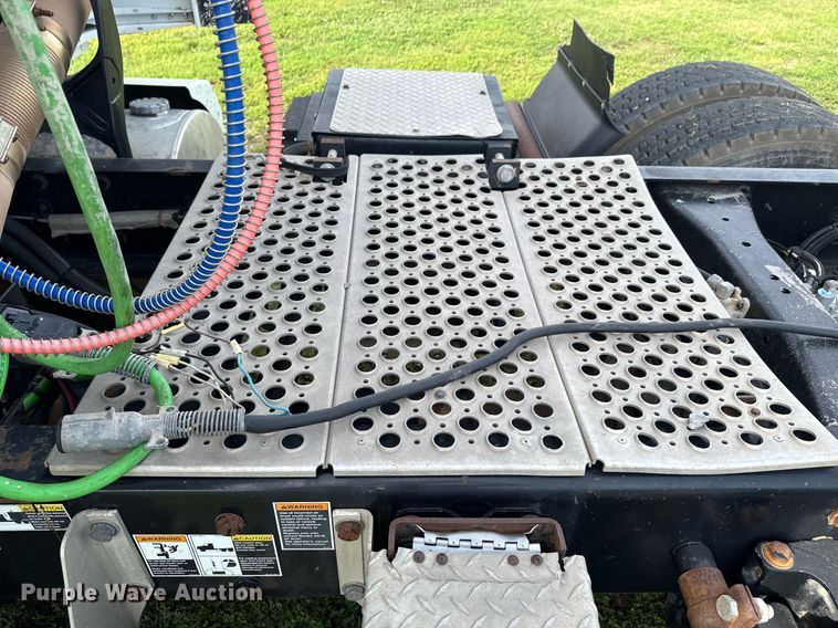 image for item DU9364 2013 Kenworth T660 semi truck