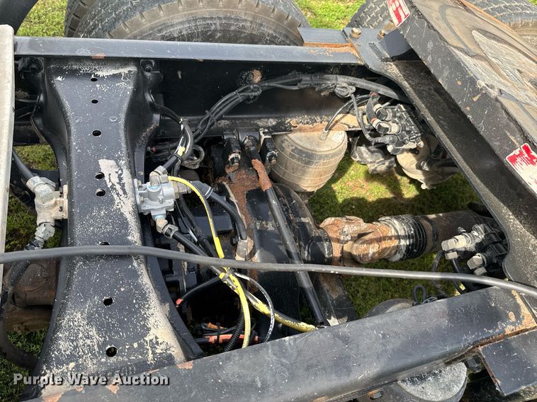 image for item DU9364 2013 Kenworth T660 semi truck