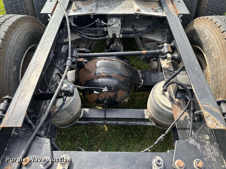 image for item DU9364 2013 Kenworth T660 semi truck