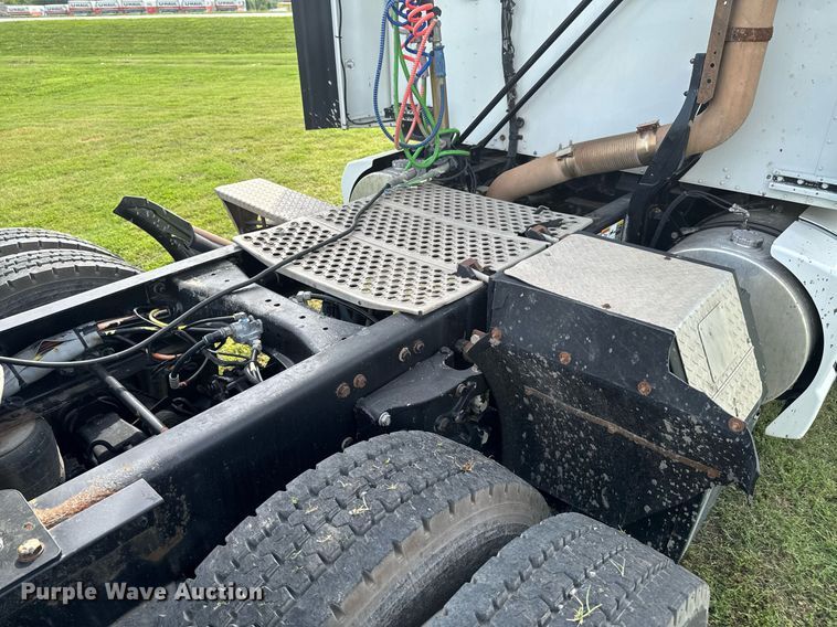 image for item DU9364 2013 Kenworth T660 semi truck