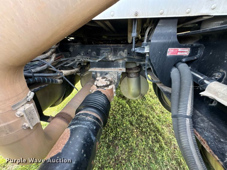 image for item DU9364 2013 Kenworth T660 semi truck