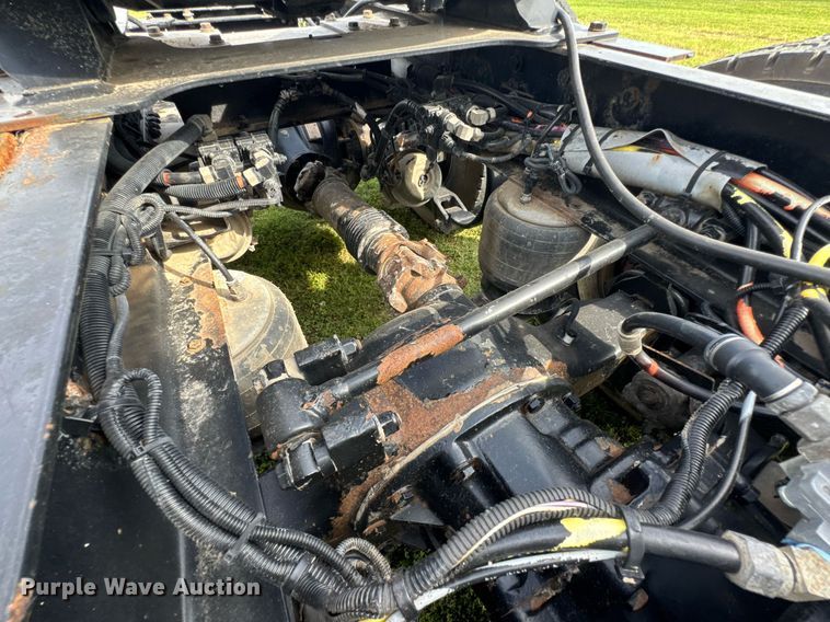 image for item DU9364 2013 Kenworth T660 semi truck