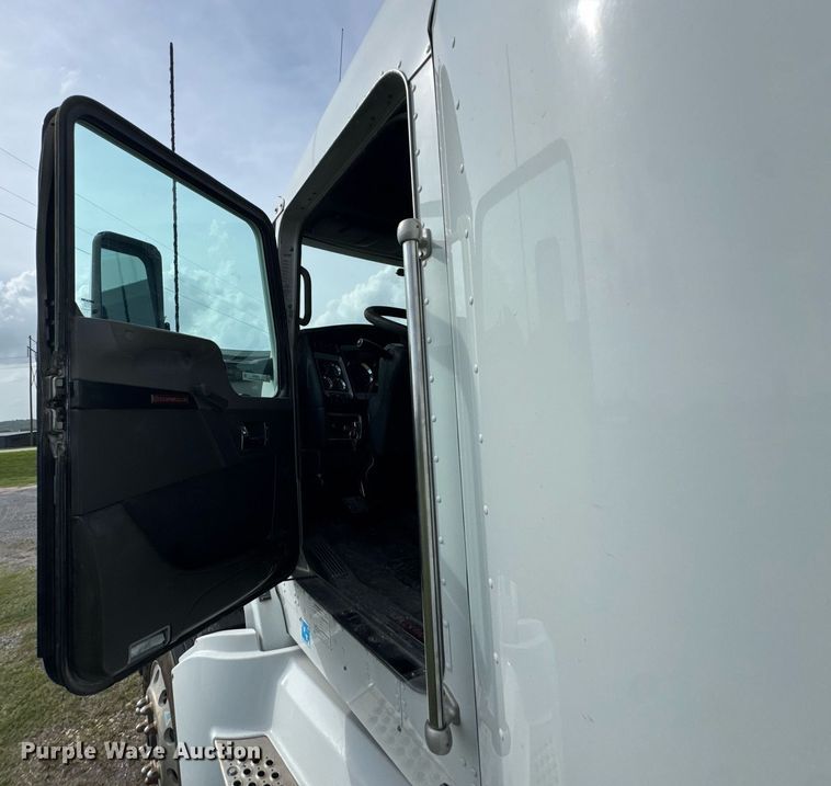 image for item DU9364 2013 Kenworth T660 semi truck