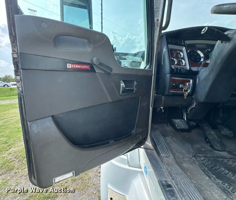 image for item DU9364 2013 Kenworth T660 semi truck